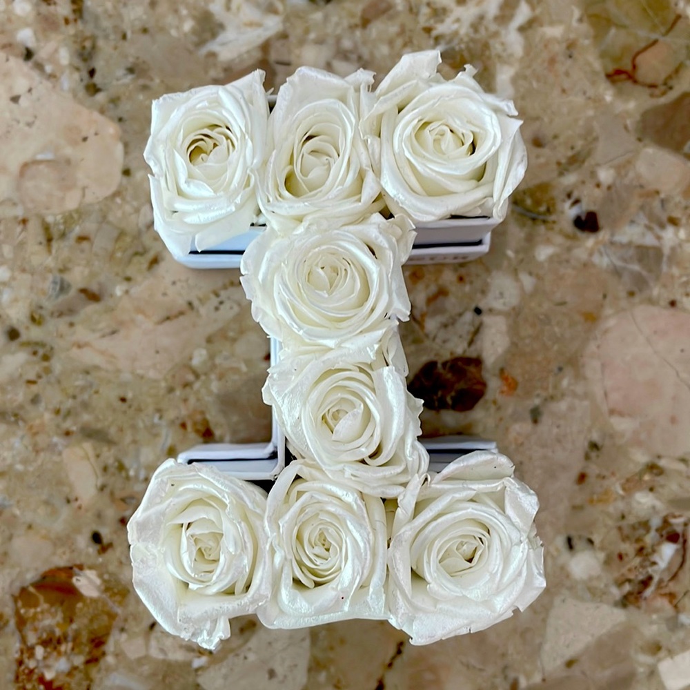 Venus et fleur letter I